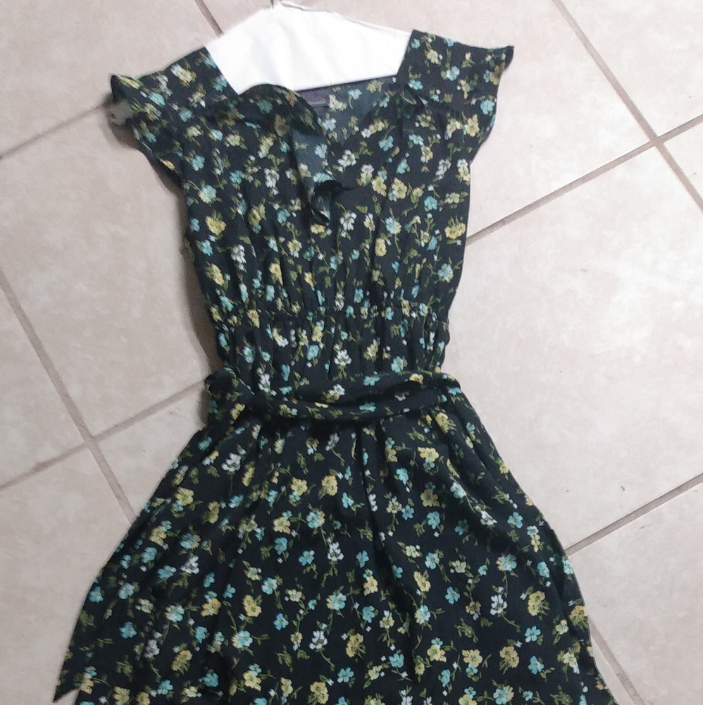 Dress - Picture 2 of 9